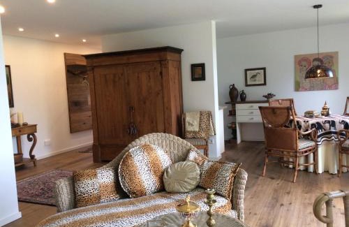 Arnsberg Apartment | Discover Wollmeiner's Lodge: Oceanfront Retreat with Pets