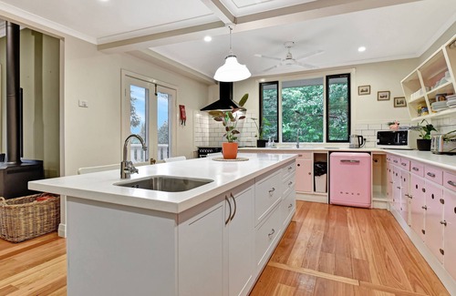 Wollombi House | Wollombi Cottage: Refurbished Retreat Near Village Amenities