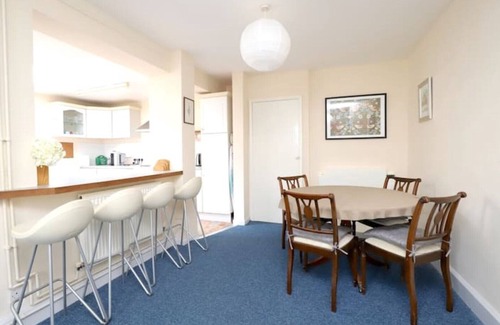 Oxford House | Comfortable Stay at Wolsey Road, Oxford - Family & Pet Friendly