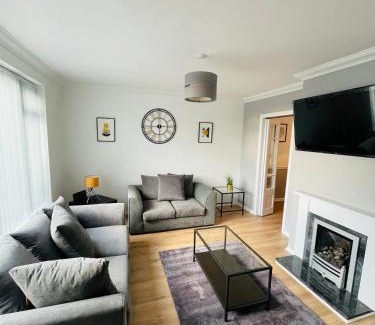 Wolverhampton House | Spacious 3-Bedroom House in Wolverhampton - Guest Rated 9.9