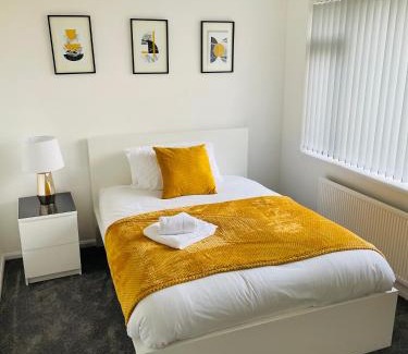 Wolverhampton House | Spacious 3-Bedroom House in Wolverhampton - Guest Rated 9.9
