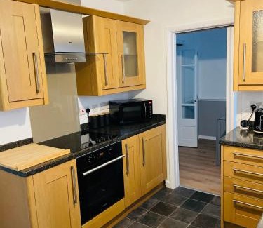 Wolverhampton House | Spacious 3-Bedroom House in Wolverhampton - Guest Rated 9.9