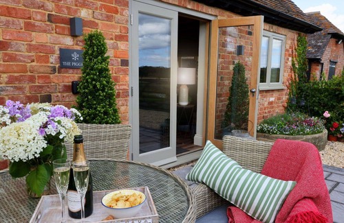 Quedgeley House | Wonderful villa for 2 guests with WIFI, terrace, pets allowed and parking