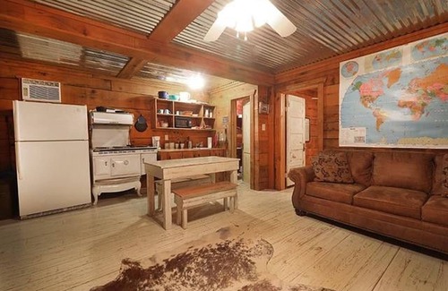 Eustace Cabin | Serene East Texas Retreat with Pet-Friendly Amenities