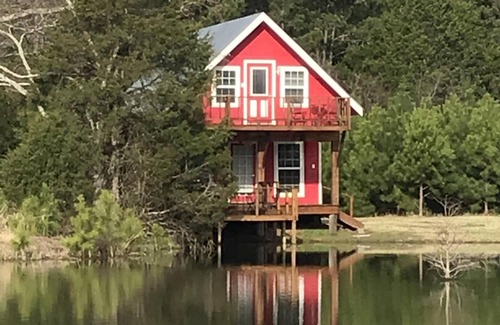 Eustace Cabin | Serene East Texas Retreat with Pet-Friendly Amenities