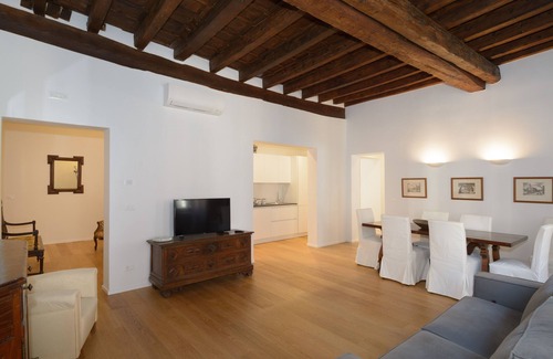 Cannaregio Apartment | Historic Venice Apartment for 9 with Spa & Hot Tub