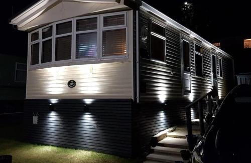 Aberystwyth Other | Cozy 2 Bedroom Mobile Home with Pool and Pet-Friendly Perks