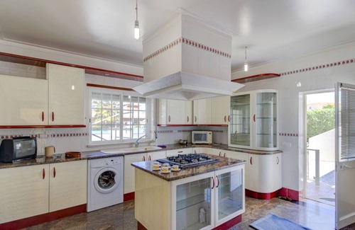 Parchal Villa | Elegant 6 Bedroom Villa with Private Pool in Ferragudo