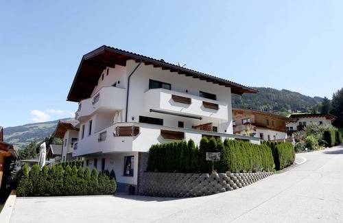 Gerlosbergeben Apartment | Top-Rated Apartment in Gerlosberg with Pool & Spa