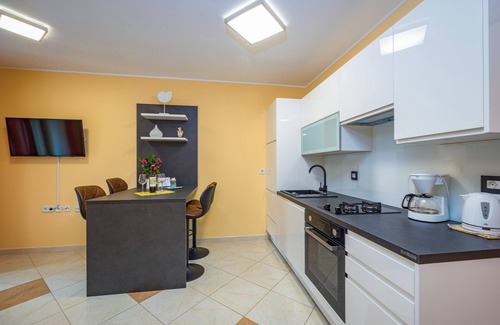 Fazana Apartment | Ideal Apartment for 4 with Pool, Garden and Ocean View