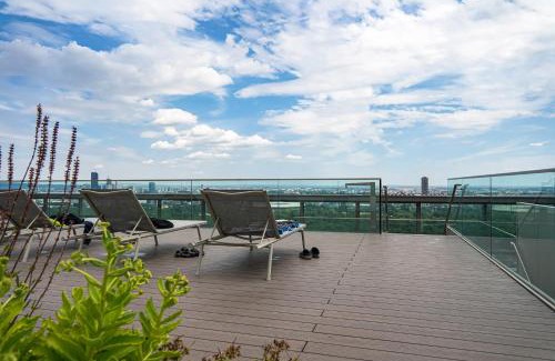 Erdberg Apartment | Experience TrIIIple 7Heaven: Top Floor Views & Rooftop Pool