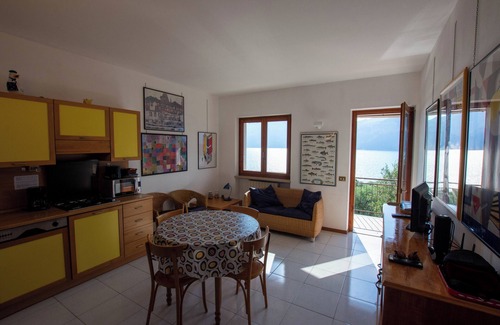 Assenza Apartment | Idyllic Lakefront Retreat with Pool and Scenic Gardens