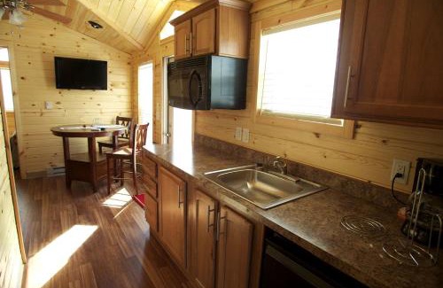 Chapin House | Wonderful Cabin Getaway on a Lake near Jacksonville, Illinois