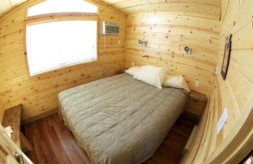 Chapin House | Wonderful Cabin Getaway on a Lake near Jacksonville, Illinois