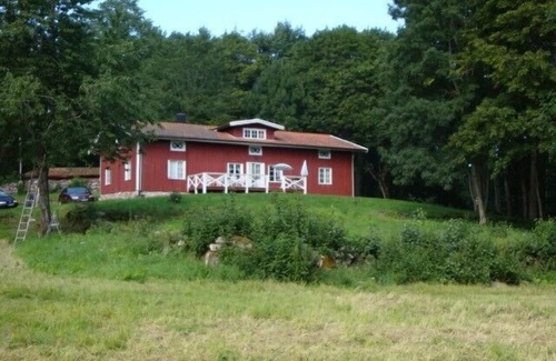 Moholm House | Idyllic Nature Retreat: Family-Friendly & Pet Friendly Stay