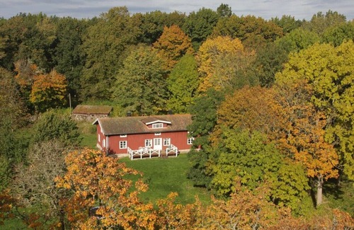 Moholm House | Idyllic Nature Retreat: Family-Friendly & Pet Friendly Stay