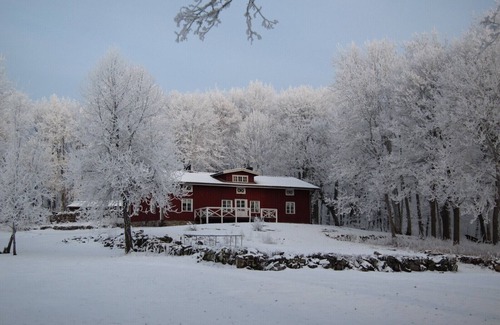 Moholm House | Idyllic Nature Retreat: Family-Friendly & Pet Friendly Stay