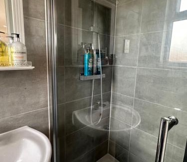 Raynes Park House | Cozy Ensuite Room in Wimbledon - Perfect for Families