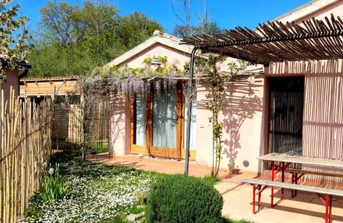 Barchi Apartment | Eco-Friendly Retreat: Poolside Flat Amidst Vineyards
