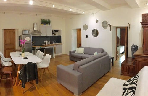 Quartier du Port Apartment | Delightful Flat on the Pear with Spa and Hot Tub Amenities