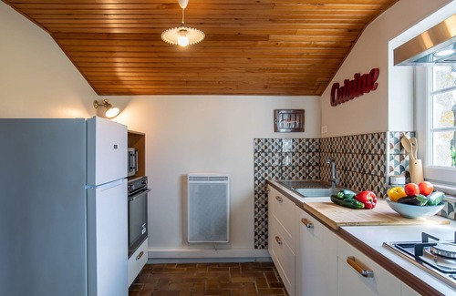Loctudy House | Cozy Oceanfront Villa for 4 with Pets Allowed & WIFI