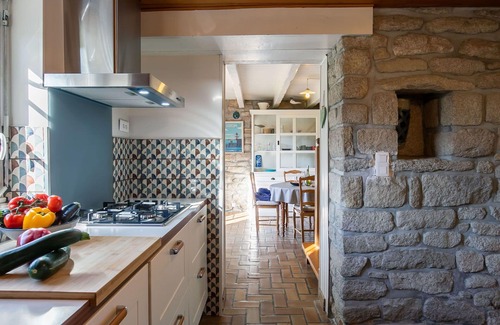 Loctudy House | Cozy Oceanfront Villa for 4 with Pets Allowed & WIFI