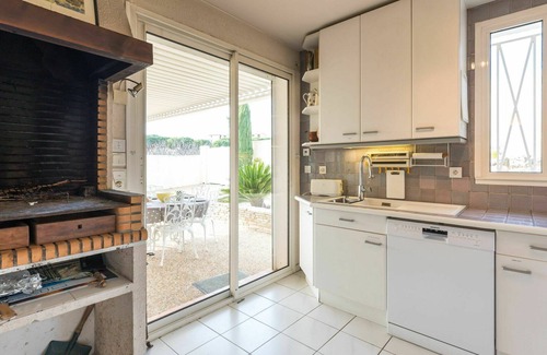 Saint-Pierre-la-Mer House | Inviting Private Villa for 6 with Pool and Ocean View