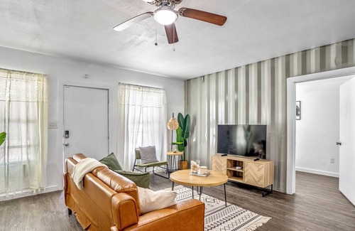 Foster Place Apartment | Wonderful Getaway in South Houston