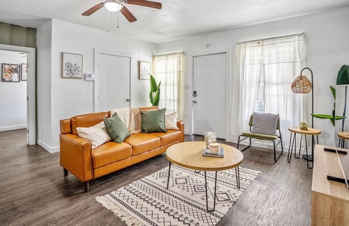 Foster Place Apartment | Wonderful Getaway in South Houston