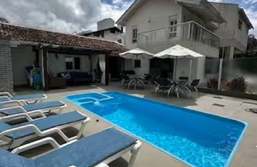 Jurere Internacional House | Cozy Getaway Steps from the Sea with Private Pool & Spa