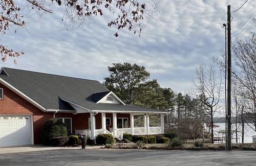 Centre House | Ideal House on Weiss Lake with Piers & Family Amenities