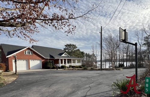 Centre House | Ideal House on Weiss Lake with Piers & Family Amenities