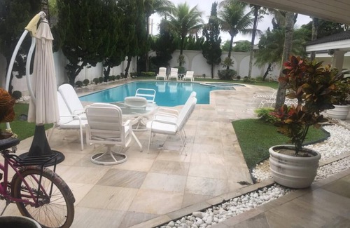 Jardim Acapulco House | Inviting 7-Bedroom Retreat with Pool and Leisure Amenities