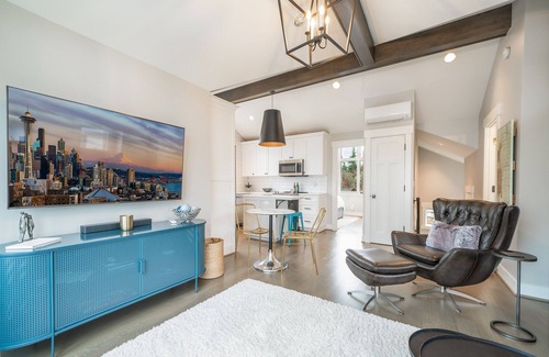 Market House | Top-Rated Kirkland Guest House Steps from the Beach!