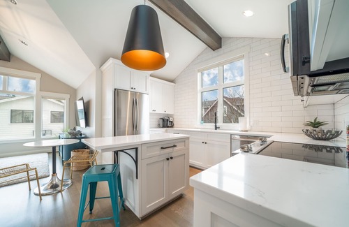 Market House | Top-Rated Kirkland Guest House Steps from the Beach!