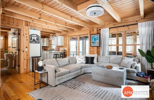 Saugatuck House | Guest Rated 10/10: Cozy Log Cabin by Beach & Lake Access