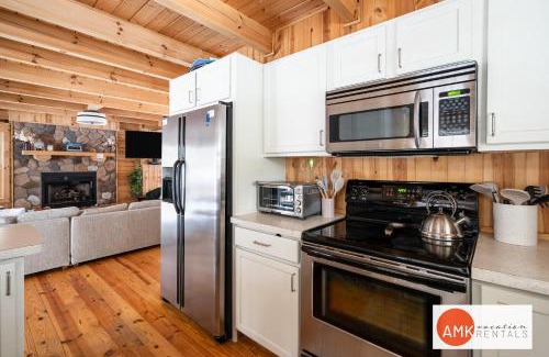 Saugatuck House | Guest Rated 10/10: Cozy Log Cabin by Beach & Lake Access
