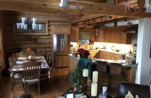 Redstone House | Guest Rated 10/10: Wonderful Log Home with Pool & Spa