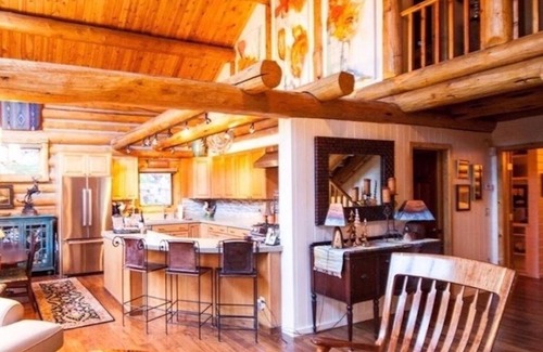Redstone House | Guest Rated 10/10: Wonderful Log Home with Pool & Spa