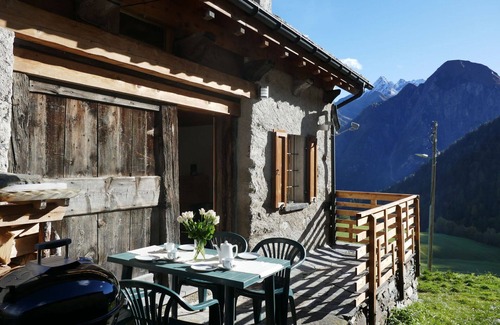 Blenio House | Inviting Private Villa for 5 with WIFI and Panoramic Views