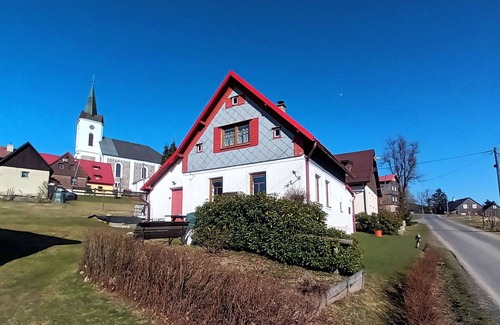 Prichovice House | Cozy Private Villa for 7 with WIFI, TV, and Spa Access