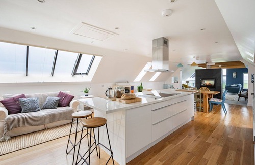 Caroy Villa | Inviting Villa for 6 with WIFI, Patio & Panoramic Views