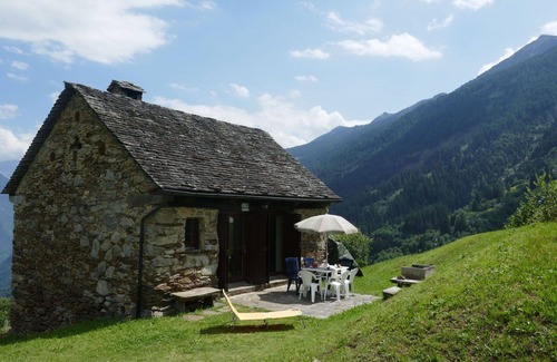 Acquarossa House | Cozy Private Villa for 6 with Pets, WIFI, and Parking