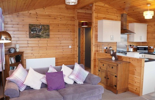 Kinross House | Delightful Private Villa with Lake View, Pets Welcome