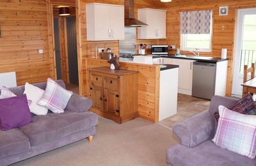Kinross House | Delightful Private Villa with Lake View, Pets Welcome