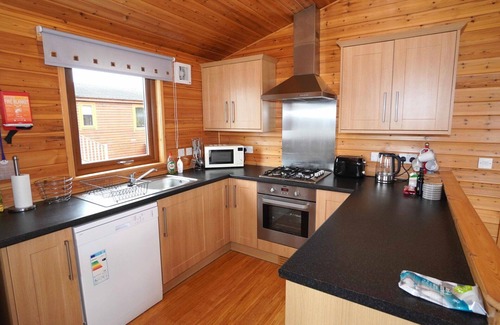 Kinross House | Inviting Private Villa for 6 with Lake View & Pet Friendly