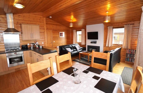 Kinross House | Inviting Private Villa for 6 with Lake View & Pet Friendly