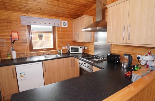 Kinross House | Inviting Private Villa for 6 with Lake View & Pet Friendly