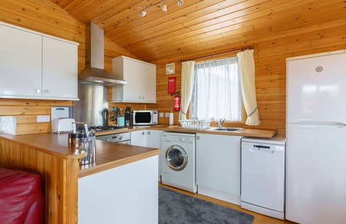 Kinross House | Cozy Villa for 6 with WiFi, Lake Views and Pet-Friendly Perks