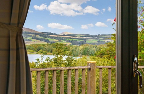 Kinross House | Cozy Villa for 6 with WiFi, Lake Views and Pet-Friendly Perks